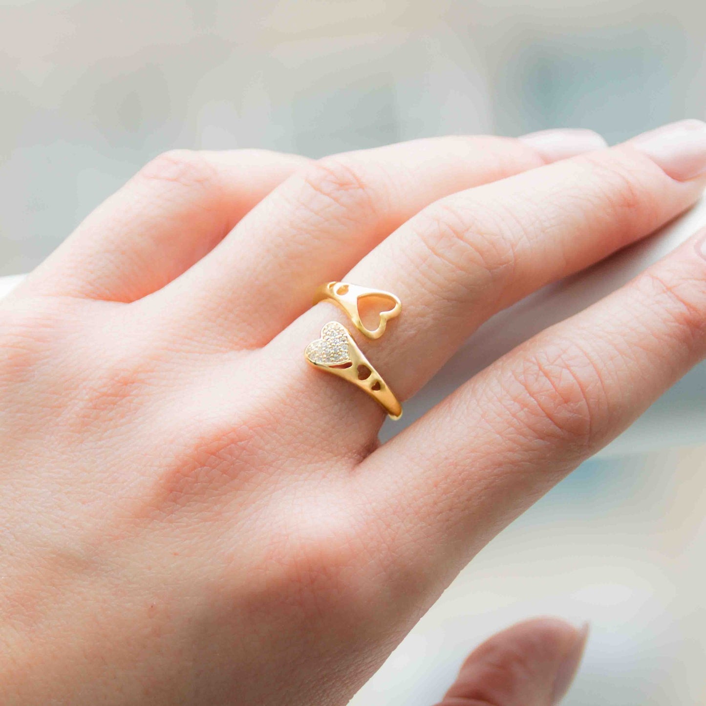 Anillo Enchapado en Oro Puntas de Corazón con Circones