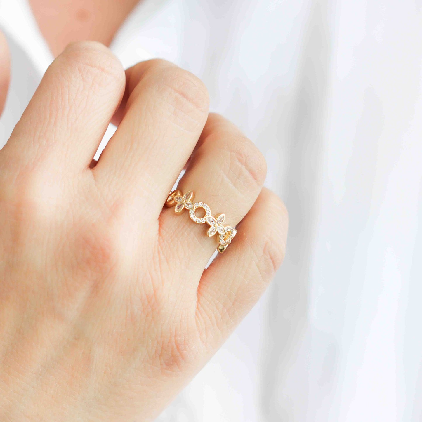 Anillo Enchapado en Oro Abierto Flores y Círculos con Circones