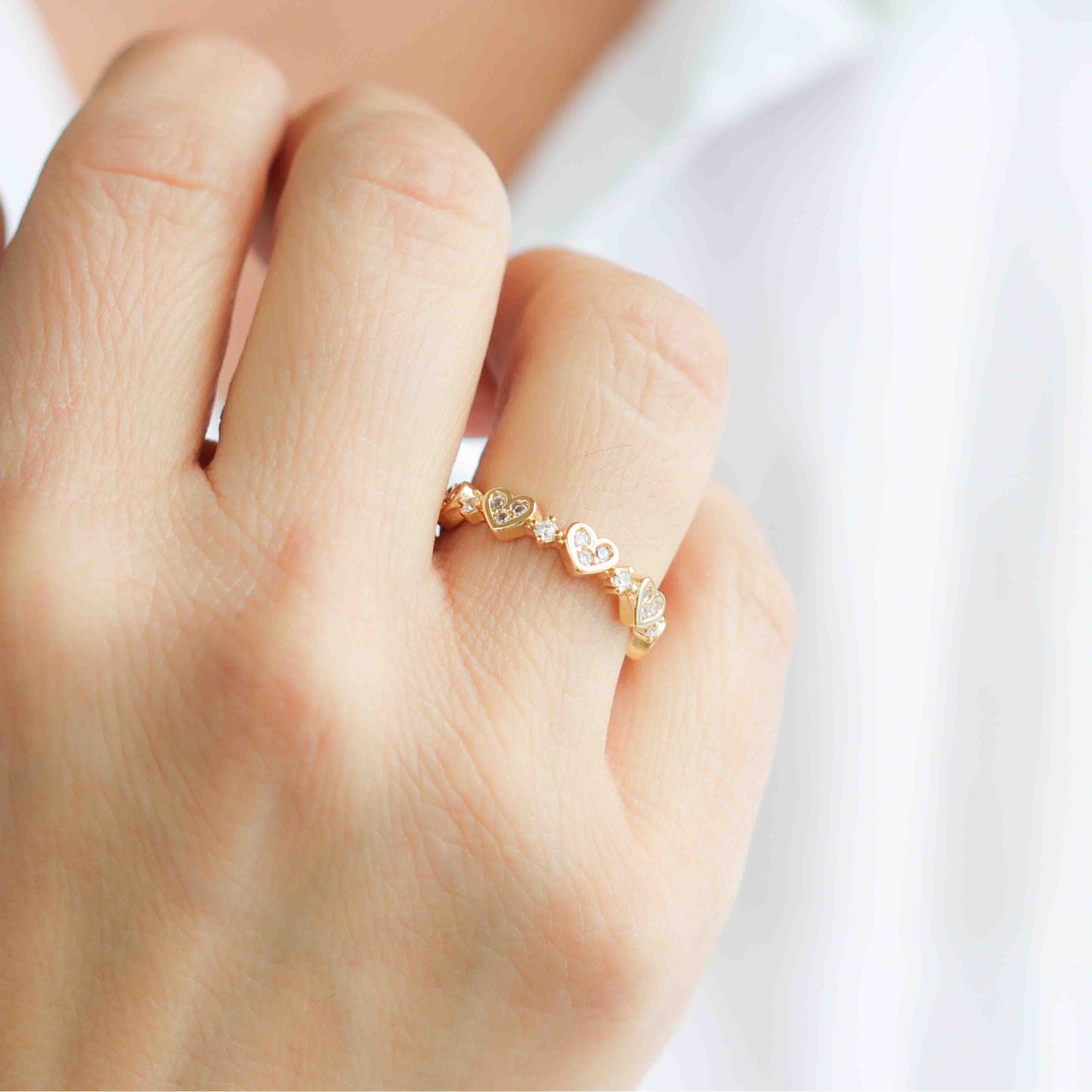 Anillo Enchapado en Oro Semi Abierto Serie Corazones con Circones